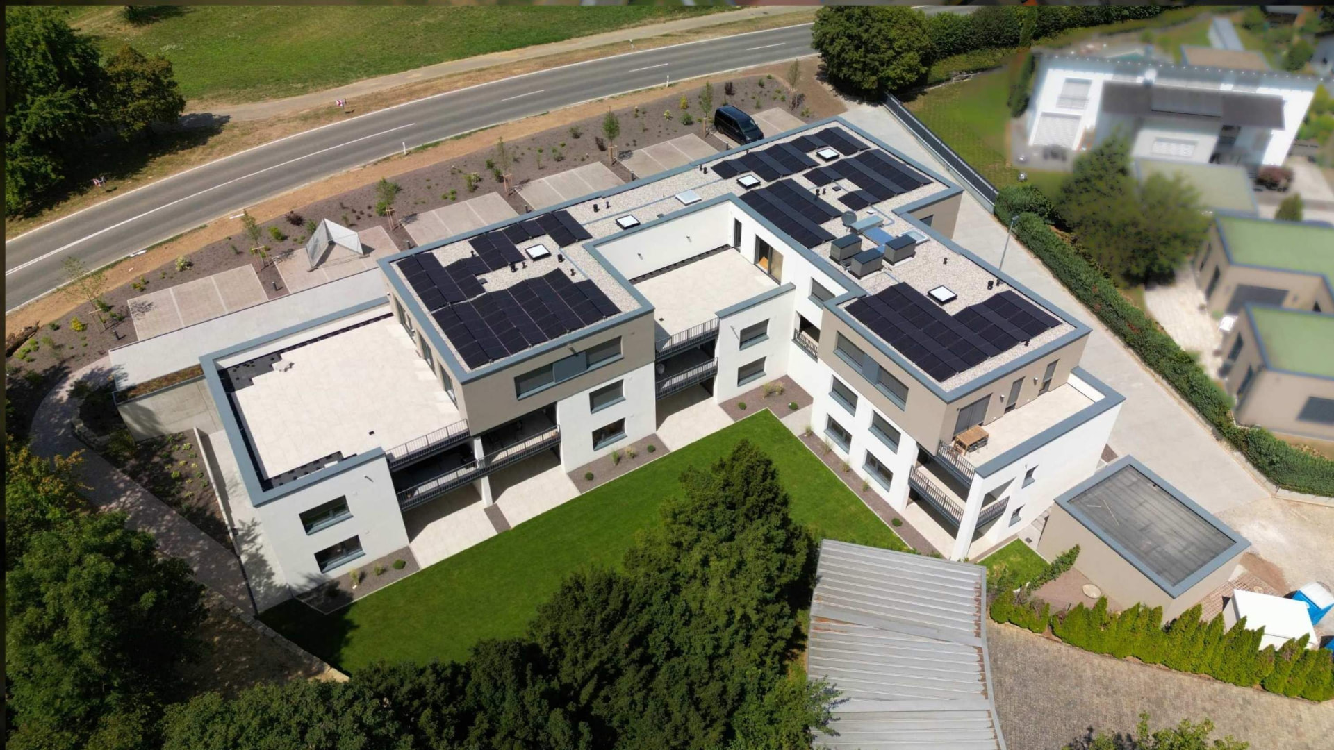Ökologisches Mehrfamilienhaus mit Holzfassade, Photovoltaik und Dachbegrünung